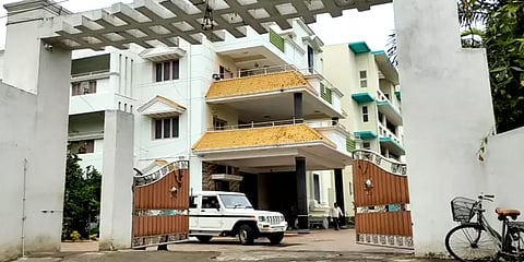 லஞ்ச ஒழிப்புத்துறை சோதனை 1 கிலோ தங்கம் 8 கிலோ வெள்ளி பொருட்கள் பறிமுதல்