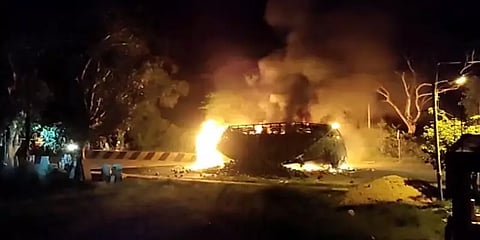 கர்நாடகா: சாலை தடுப்பில் மோதி தீப்பிடித்து எரிந்த டேங்கர் லாரி