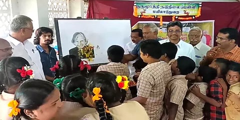 அப்துல் கலாம் நினைவு தினம்: ஓவியம் வரைந்து மலரஞ்சலி செலுத்திய மாணவர்கள்