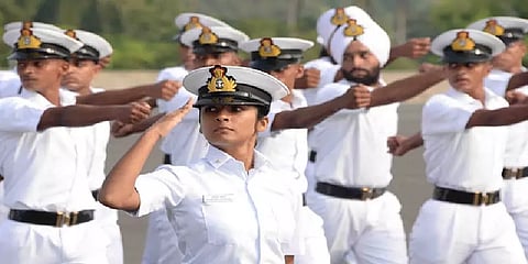 10-வது படித்திருந்தால் போதும்... ரூ.30,000 சம்பளத்துடன் இந்திய கடற்படையில் பணியாற்றலாம்!