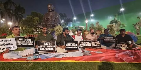 நாடாளுமன்றத்துக்கு வெளியே போராடும் எம்.பி.க்களை அலறவிடும் கொசுக்கள்!