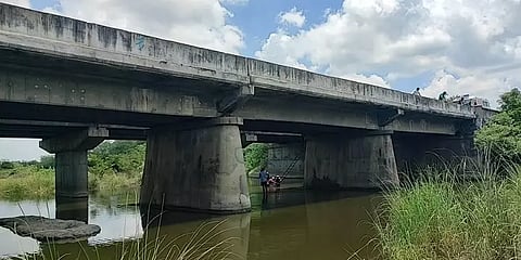 ஓங்கூர் ஆற்றின் குறுக்கே பாலம் பழுது: சென்னை - திருச்சி போக்குவரத்து மாற்றம்