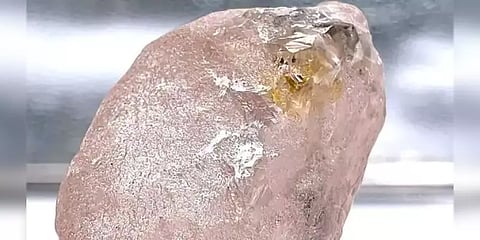 விறகு சேகரிக்க சென்ற பெண்ணுக்கு கிடைத்த வைரக்கல்! நேர்மையுடன் பெண் செய்த காரியம்