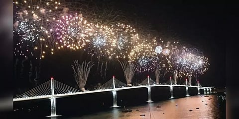 கடற்பரப்பின் மீது கட்டப்பட்ட பிரம்மாண்ட பாலம் மக்கள் பயன்பாட்டுக்காக திறப்பு!