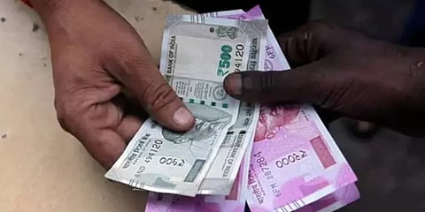 வங்கியில் சிக்கிய ரூ.25 லட்சம் சேமிப்பு! தகுந்த நேரத்தில் கிடைக்காததால் மூதாட்டி பலி