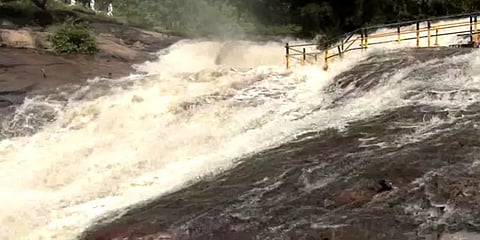 இரவில் பெய்த கனமழையால் வெள்ளப் பெருக்கு – கும்பக்கரை அருவியில் குளிக்கத் தடை