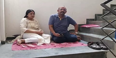 வீட்டை காலி செய்ய மறுத்த வாடகைதாரர் - வாசல் படியில் தங்கியிருக்கும் உரிமையாளர்