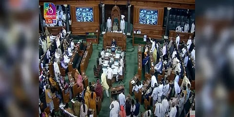'ராஷ்ட்ரபத்தினி' சர்ச்சை: கடும் அமளியால் முடங்கிய நாடாளுமன்றம்! திங்கள் வரை ஒத்திவைப்பு!