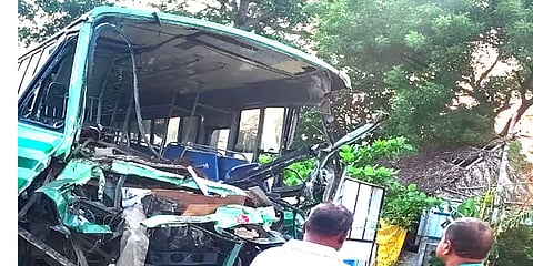 லாரி மீது அரசு பேருந்து மோதி விபத்து – ஓட்டுநர் நடத்துனர் உயிரிழப்பு