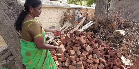 ’கீழே போட்டாலே சுக்கு நூறாக உடைகிறது’.. தரமற்ற செங்கலால் அரசுப்பள்ளி கட்டப்படுவதாக புகார்