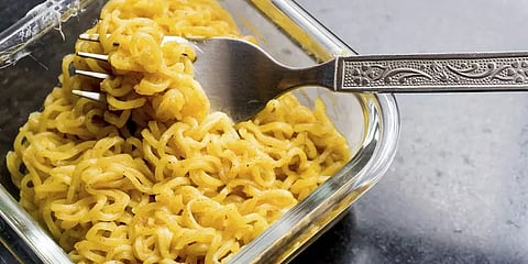 மும்பையில் இன்ஸ்டண்ட் நூடுல்ஸ் சாப்பிட்ட இளம்பெண் உயிரிழப்பு - நடந்தது என்ன?