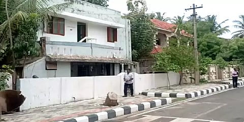 வாடகைக்கு வீடு கேட்பதுபோல் நடித்து மூதாட்டியிடம் நகையை பறித்துச் சென்ற மர்ம நபர்கள்