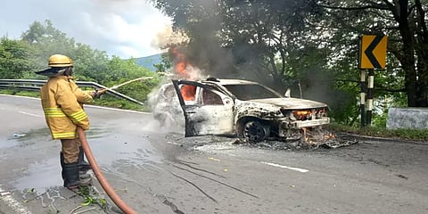 திம்பம் மலைப்பாதையில் திடீரென தீப்பிடித்து எரிந்த கார் - அதிர்ஷ்டவசமாக உயிர்தப்பிய பயணிகள்