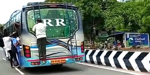 மதுரை: ஆபத்தை உணராமல் பேருந்தின் பின்பக்கம் தொங்கியபடி பயணம் - வைரலாகும் வீடியோ