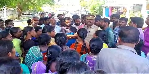 பொள்ளாச்சி: போக்சோ வழக்கில் கைதான 2 ஆசிரியர்களை விடுவிக்கக் கோரி மாணவிகள் சாலை மறியல்