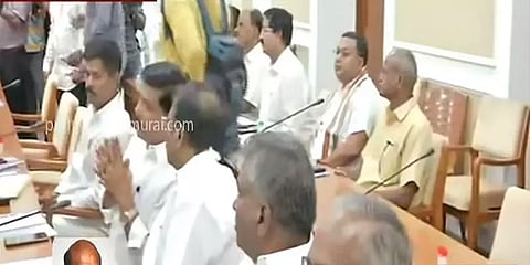 வாக்காளர் அட்டையுடன், ஆதார் எண்ணை இணைப்பது தொடர்பான கூட்டம் - தலைவர்கள் மாறுப்பட்ட கருத்து