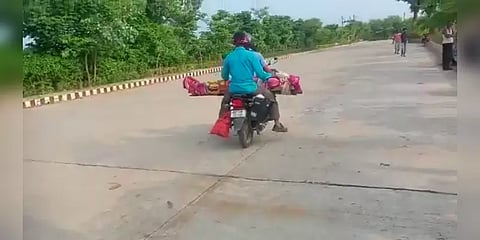 ம.பி: ஆம்புலன்ஸ் தராததால் தாயின் சடலத்தை 80 கி.மீ பைக்கில் கொண்டு சென்ற மகன்!