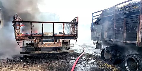 தருமபுரி: டீசல் டேங்க் வெடித்து தீப்பிடித்ததால் முற்றிலும் எரிந்து நாசமான லாரிகள்!