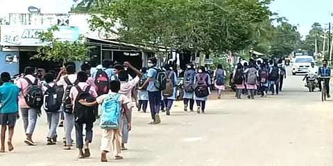 ஆலங்குடி: பஸ் வசதி இல்லாததால் பள்ளி மாணவிகள் 7 கிமீ தூரம் நடந்து செல்லும் அவலம்