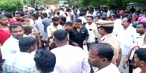 அரக்கோணம்: சாலையோரம் நின்றிருந்தவர்கள் மீது கார் மோதி விபத்து – 3 பேர் உயிரிழப்பு