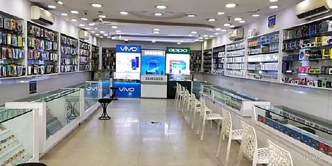 ”காதலுக்கு கண்ணில்ல OK.. மூளை?” -காதலிக்காக பெண்கள் கழிவறையில் தங்கி காதலன் செய்த காரியம்!