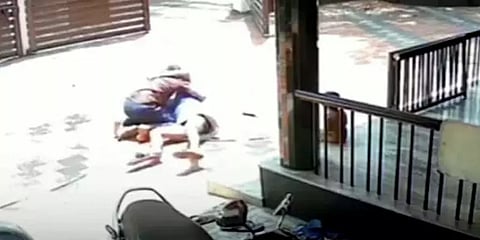 கேரளா: மேல் மாடியில் இருந்து தவறிவிழுந்த தம்பியை தாங்கிப்பிடித்த அண்ணன் - வைரல் வீடியோ