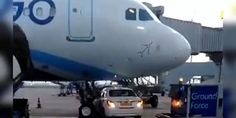 ஓடுதளத்தில் நின்று கொண்டிருந்த இண்டிகோ விமானம் மீது மோதிய மாருதி கார்! டெல்லியில் பரபரப்பு