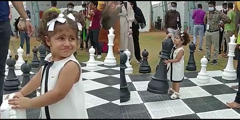 ஒலிம்பியாட் அரங்கிற்கு வெளியே பிரம்மாண்ட செஸ் விளையாடி கவனம் ஈர்த்த 2 வயது சிறுமி