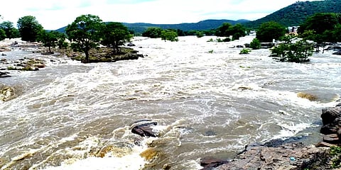 கரை புரண்டு ஓடும் காவிரி: கரையோர மக்களுக்கு எச்சரிக்கை