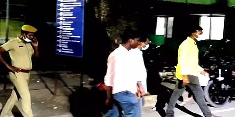 நில மோசடி வழக்கு: ரியல் எஸ்டேட் அதிபருக்கு சாதகமாக செயல்பட்ட 5 அரசு அதிகாரிகள் கைது