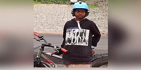 ஏரி ஆக்கிரமிப்புகளை அகற்றுக: சைக்கிளில் சென்று ஆட்சியரிடம் மனு அளித்த பள்ளி மாணவி