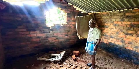 உணவு தேடி ஊருக்குள் வரும் காட்டு யானைகள் - வீடுகளை சேதப்படுத்துவதால் பொதுமக்கள் அச்சம்