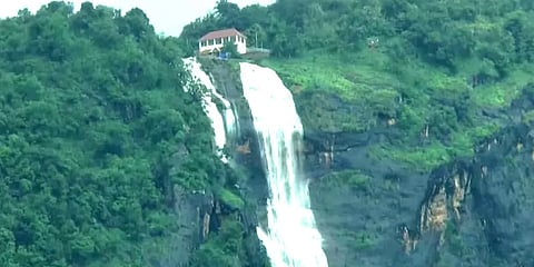 கேரளாவில் பெய்யும் தென்மேற்கு பருவமழை – ஆர்ப்பரித்துக் கொட்டும் சுரங்கனார் நீர்வீழ்ச்சி