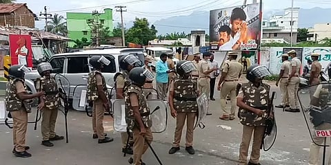 சேந்தமங்கலம்: மூன்று தரப்பு மோதலில் கார் கண்ணாடிகள், பைக்குகள் உடைப்பு - போலீசார் குவிப்பு