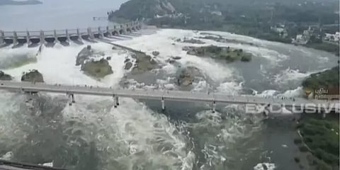 பொங்கிப் பெருக்கெடுத்து சீறிப்பாயும் காவிரி... கரையோர மக்களுக்கு வெள்ள அபாய எச்சரிக்கை