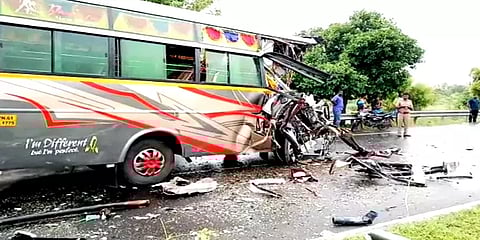 மதுரை: தண்ணீர் லாரி மீது வேன் மோதி விபத்து; குற்றாலம் சென்ற இருவர் உயிரிழப்பு