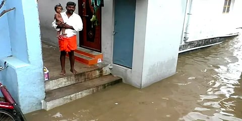 கர்நாடகாவில் பெய்யும் கனமழை: காவிரி ஆற்றில் வெள்ளம் - குடியிருப்புகளை சூழந்த தண்ணீர்