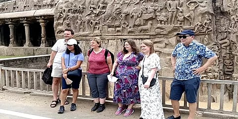 மாமல்லபுரம்: பல்லவ மன்னர்களின் சிற்பக் கலையை கண்டு ரசித்த வெளிநாட்டு செஸ் வீரர்கள்