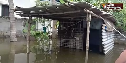 மேட்டூர்: வீடுகளை சூழ்ந்துள்ள வெள்ளத்தால் தவிக்கும் மக்கள்!