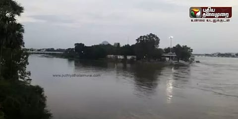 பவானிகூடுதுறையில் இரு கரைகளை தொட்டபடி செல்லும் வெள்ளம்