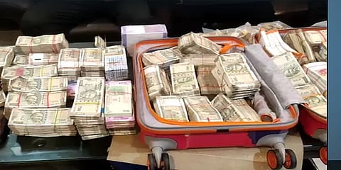 ரூ50 ஆயிரம் சம்பளம் வாங்கும் அரசு ஊழியருக்கு இவ்வளவு சொத்துக்களா! ம.பியை அதிர வைத்த ரெய்டு