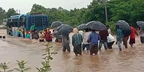 தண்ணீர் நிரம்பி வழியும் பாலத்தின் நடுவே சிக்கிய தனியார் பஸ்.. பொதுமக்கள் செய்த சாகசம்!