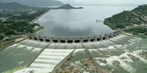 மேட்டூர் அணைக்கு வரும் நீர் முழுவதும் வெளியேற்றம் - வெள்ளக்காடாக காட்சியளிக்கும் ஒகேனக்கல்