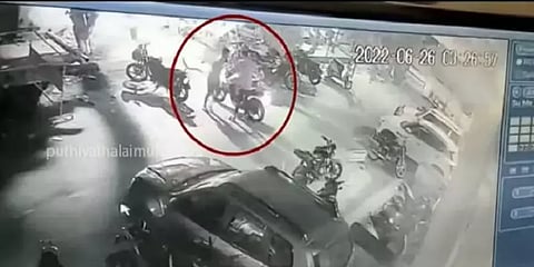 புதுவை: விடுதிக்கு வெளியே நிறுத்தப்பட்ட வாகனங்கள் திருட்டு! சிசிடிவி காட்சிகள் வெளியீடு