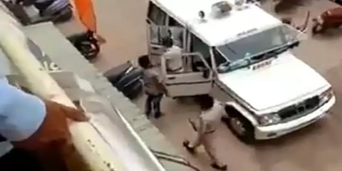 ம.பி: பைக் சாவி தர மறுத்த மகனின் கையை துண்டாக வெட்டி கொலை செய்த தந்தை!