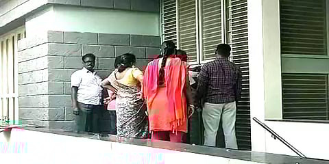 வேலூர்: அதிக வட்டி தருவதாக பண மோசடி - நிதி நிறுவன அதிபர்கள் வீடுகளுக்கு சீல்