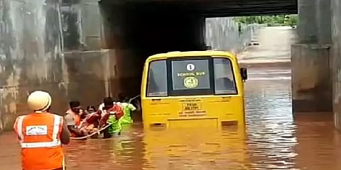 தண்ணீர் தேங்கியிருந்த தரைப்பாலத்தில் சிக்கிக் கொண்ட தனியார் பள்ளி பேருந்து