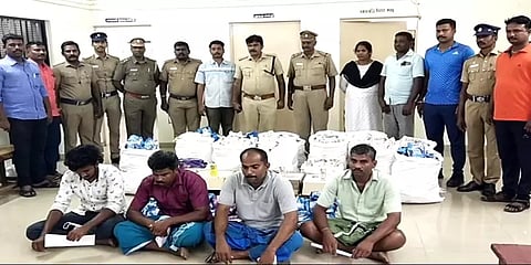 தேனி: காரில் கடத்தி வந்த புகையிலை பொருட்கள் பறிமுதல் - 4 பேர் கைது