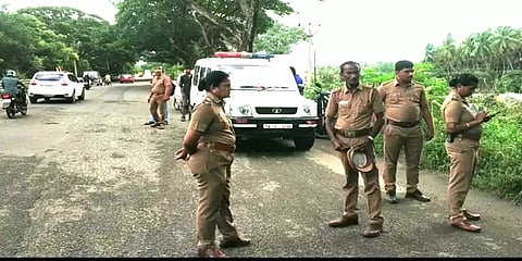 குமரி: பாதி எரிந்த நிலையில் சாலையோரம் கிடந்த ஆண் சடலம் - போலீசார் விசாரணை