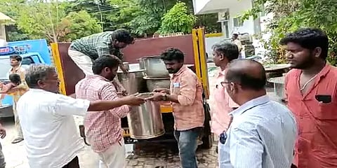 குப்பை வண்டியில் கொண்டுவரப்பட்ட உணவு.. முகாமில் தங்கியிருந்த பொதுமக்கள் அதிர்ச்சி!